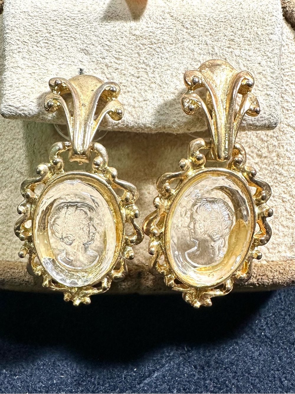 Vtg: Left & Right Facing Intaglio Glass Cameo Dangle Earrings